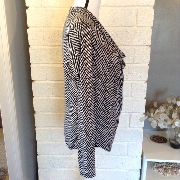 Michael Michael Kors Top Cowl Neck Black Chevron Long Sleeve Stretch Size Medium - Picture 2 of 8